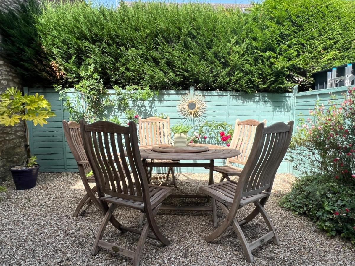 Apple - - Outdoor Space Frome